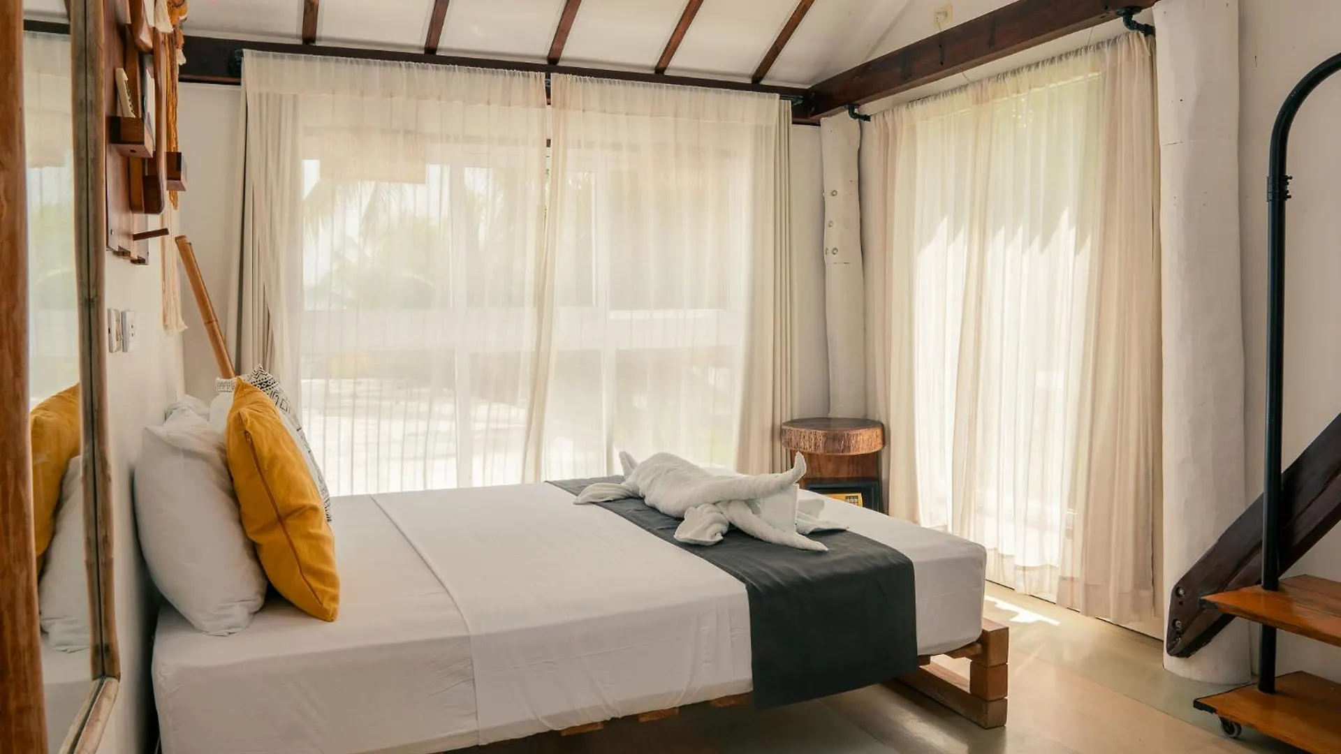 The Yak Lake House - Hostal Bacalar